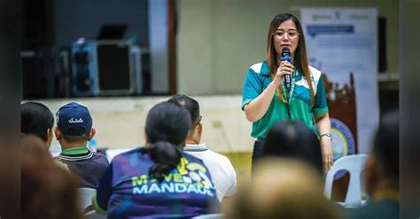 PhilHealth briefs Mandaue City employees on their benefits.